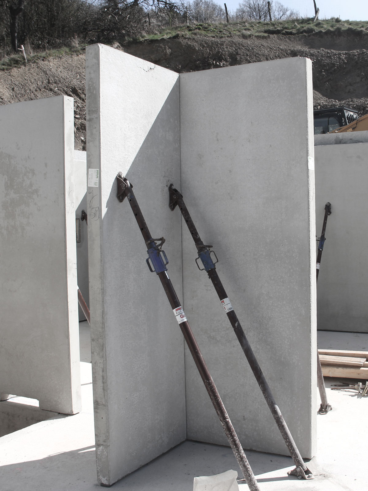ommer-und-ommer-neubau-efh-lindlar-2018-beton-mit-stuetzen.jpg ommer-und-ommer-neubau-efh-lindlar-2018-beton-mit-stuetzen.jpg